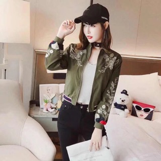 jacket hiend  งานป้ายเนื้อผ้าดีดีเทลปักลายใบไม้เก๋ ชายเสื้อแต่งแถบลายให้ดูเข้ากัน