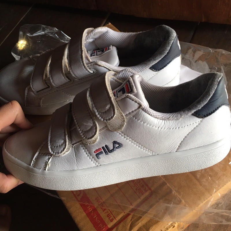 รองเท้าผ้าใบมือสอง Fila