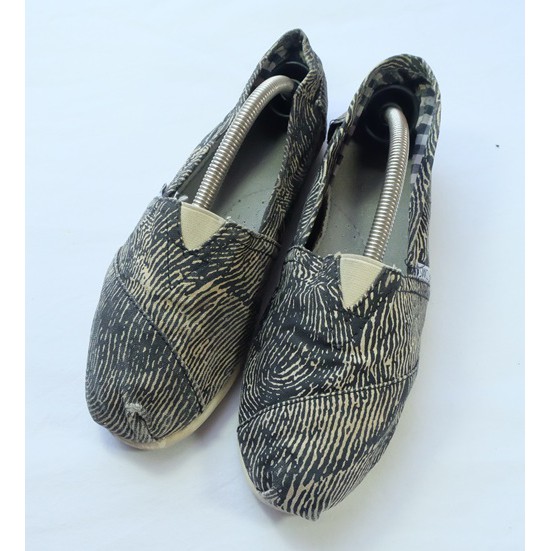 Toms Shoes Fingerprint Classics Size 6.5W / 36.5 EU / 22.5 CM. สีดำ มือสอง ของแท้