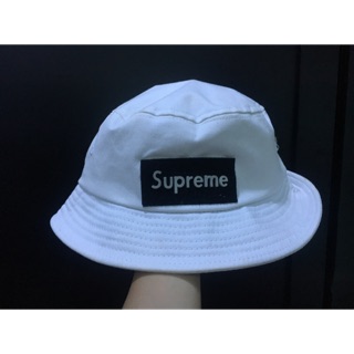 หมวกสีขาวลาย supreme