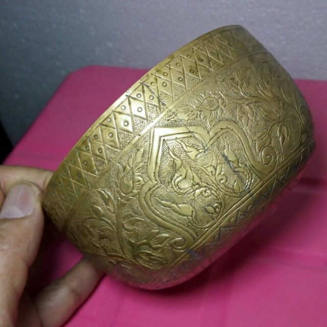 ขันทองเหลืองเก่า แกะลายด้วยมือ ลายไทยโบราณละเอียดประนีตมาก เก่ามาก เส้นผ่าศูนย์กลาง=12 ซม. สูง= 6 ซม
