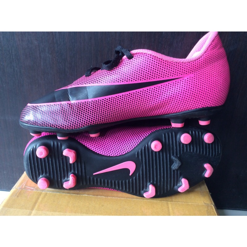 รองเท้าฟุตบอลเด็ก nike สีชมพูดำ (eu.38/24.cm.) สินค้ามือสองของแท้