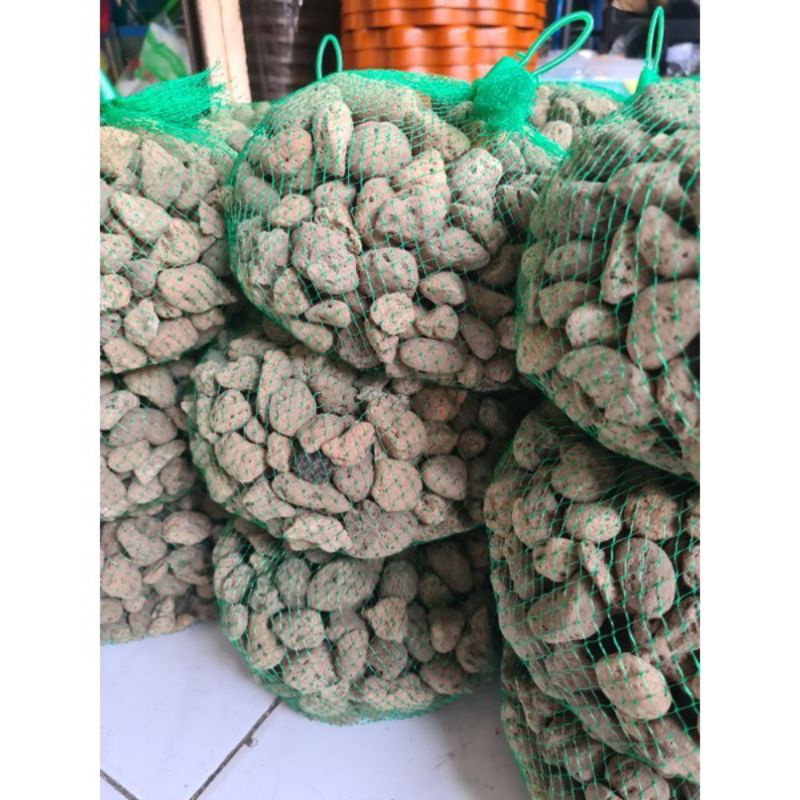 หินภูเขาไฟ ขนาด 1 กิโลกรัม พร้อมถุงตาข่าย ขนาดเม็ด 1-4cm. ใช้สำหรับใส่ถังกรอง กรองของเสียตู้ปลา บ่อปลา🐬🐬✅✅