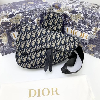 CHRISTIAN DIOR OBLIQUE SADDLE BAG กระเป๋าสะพายข้าง/คาดอก แบรนด์คริสเตียนดิออร์  วัสดุเป็นผ้าแคนวาส พิมพ์ลายตัวหนังสือ