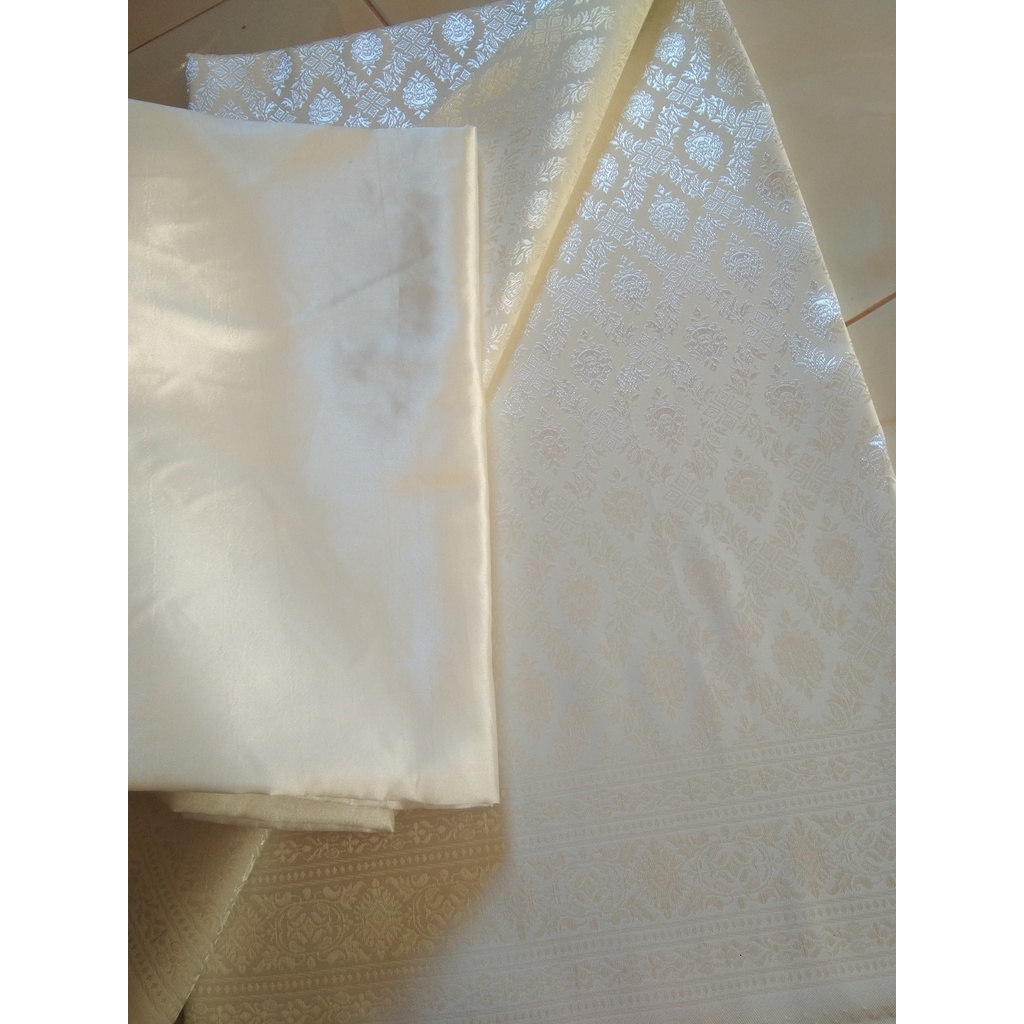 ผ้าไหมไทย เซ็ทตัดชุด สีขาว ทอลาย ทำเป็นผ้าถุง นุ่งซิ่น ตัดชุด ของรับไหว้ หรือของขวัญของฝาก