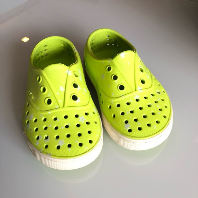 รองเท้าเด็ก Native สีเขียวสะท้อนแสง C7 สภาพใหม่มาก