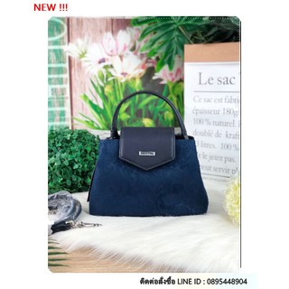 PEDRO VELVET TOP HANDLE BAG กระเป๋าหูหิ้ววางอยู่ทรงสวย ด้านหน้าตรงฝาเปิดปั๊มโลโก้แบรนด์สีทอง มี++-