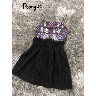 Dress สายเดี่ยว ด้านบนเป็นผ้าซาตินพิมพ์ลายรอบตัว กระโปรงเป็นผ้าแก้ว Poonyisa
