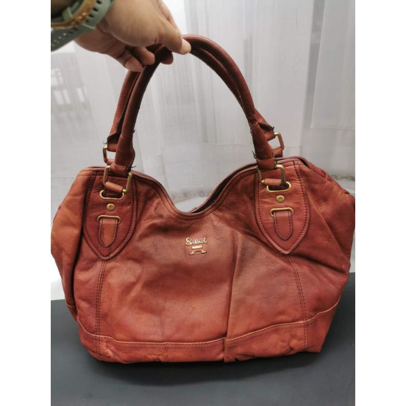 กระเป๋าหนังแท้ แบรนด์แท้ ยี่ห้อ salad หนังสีเฟรด งานดิบๆเถื่อนๆ ตู้ปากี