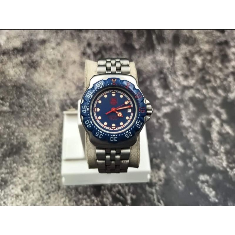 นาฬิกาแบรนด์สวิสดังรุ่นยอดนิยมตั้งแต่ยุค 90 จนถึงปัจจุบัน 
TAG HEUER F1 lady blue/red Swis