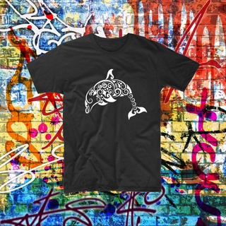 [S-5XL]เสื้อยืด พิมพ์ลายปลาโลมาชนเผ่า Tiki ออกแบบดี เลือกลายได้