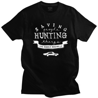 [S-5XL] เสื้อยืดแขนสั้นลําลอง พิมพ์ลายคําคม Supernatural Saving People Hunting Things The Family สไตล์นักธุรกิจ สําหรับผ