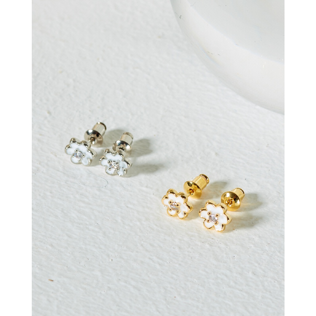 Julys - acrylic daisy stud earrings