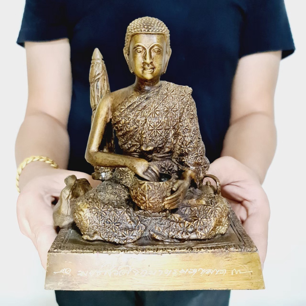 สีวลีมหาลาภจกบาตร จีวรลายดอกพิกุล หลวงพ่อแพ วัดพิกุลทอง(หน้าตัก5นิ้ว สูง23ซม.)รุ่นนี้ใครมีบูชามีเงินมีทองใช้ไม่ขาดมือ