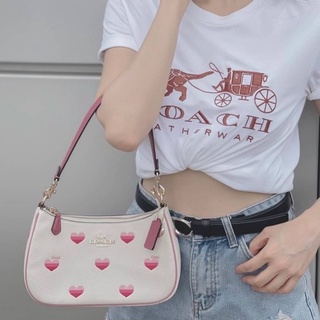 🎀 (สด-ผ่อน) หมอน 9.5 นิ้ว สีขาวลายหัวใจ CA251 Coach Teri Shoulder Bag With Stripe Heart Print