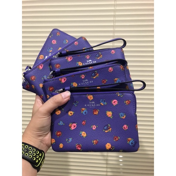 พร้อมส่งของแท้💯 COACH CA716 Corner Zip Wristlet With Mini Vintage Rose Print Sport Purple