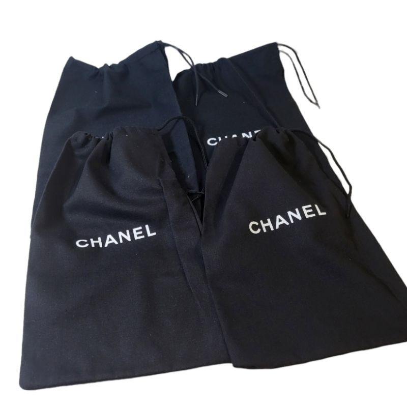 ถุงผ้า Chanel สีดำ แบบสายรูด ถุงรองเท้า สภาพใหม่ **น่าจะไม่แท้** ขายแยกใบ 8x13"  (L3, L4)