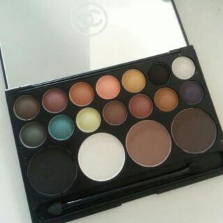 พาเลทอายแชโดว์ Chanel 18 สี เนื้อแมทท์