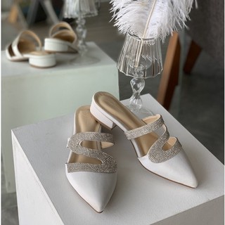 Day1Step รองเท้าแตะหัวแหลม รุ่น Verona Sandals สีขาว/ Slip on Mules - White ฿1390