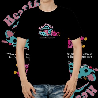 แขนสั้นcrew neckเสื้อยืดพรีเมี่ยม พิมพ์ลาย Heartbreak สีกรมท่า สีดํา และสีขาวS-XXXXL