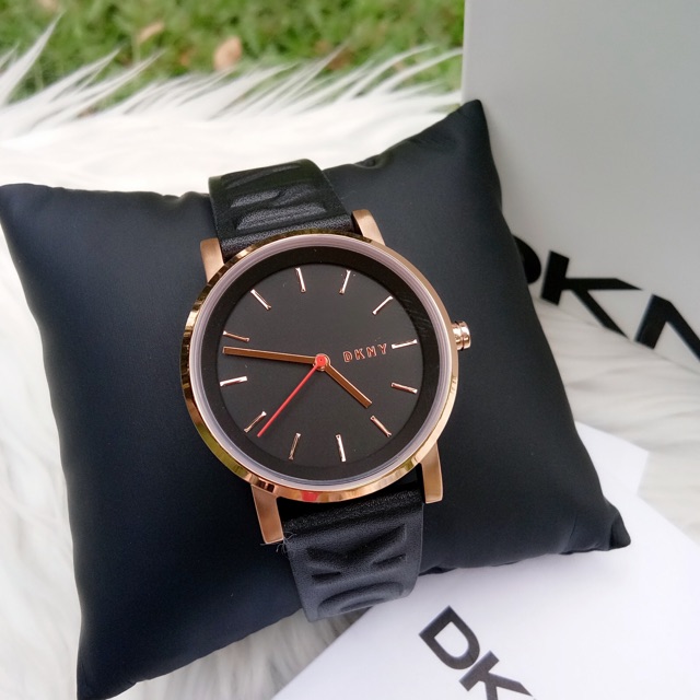 นาฬิกาข้อมือ สายหนัง สีด DKNY Soho Black Logo Leather & Rose Gold Watch NY2605 ำ