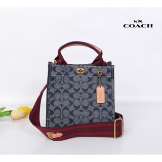 COACH Tote 22 In Signature Chambray 
กระเป๋าถือหรือสะพายแบบ crossbody