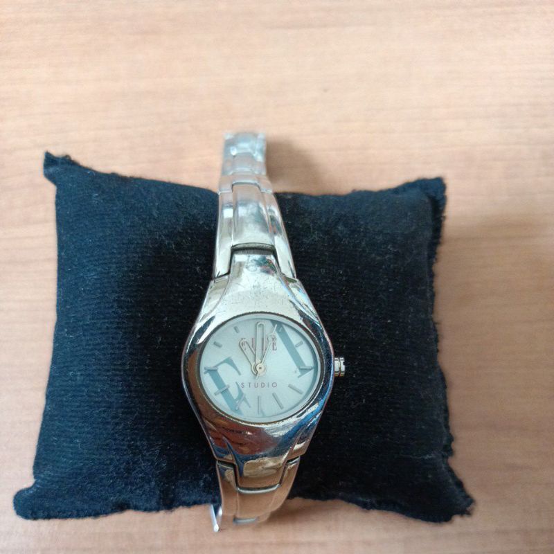 นาฬิกาแบรนด์เนมelle studioหน้าปัดสีฟ้า สายสแตนเลสสีเงินของแท้ มือสองสภาพใช้งานได้ปกติ