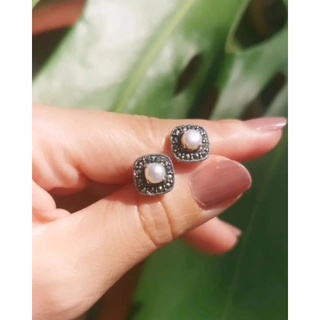 Pearl Vintage​ Earring ต่างหูมุกวินเทจ​แบบแป้นเสียบ ไข่มุก​ประดับสวา​รอ​ฟ​กี้​แมคคา​ไซต์​ ตัวเรือน​เงิน​แท้​ 925