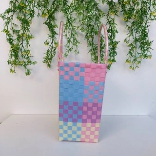กระเป๋าตระกร้าสานเส้นพลาสติก สียูนิคอร์น กว้าง13ยาว24สูง23cm