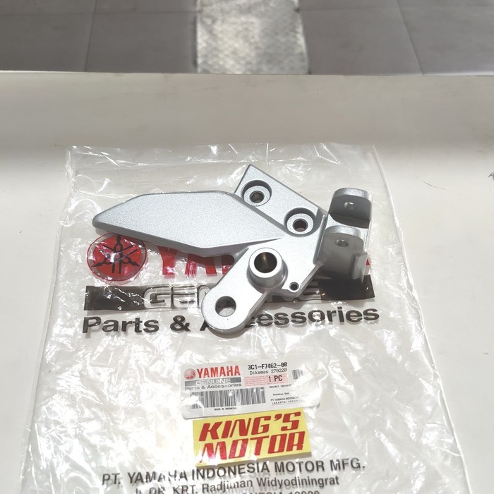 OLD VISION FOOT STEP BRACKET FRONT RIGHT SILVER (3C1 F7462) ORIGINAL YAMAHA