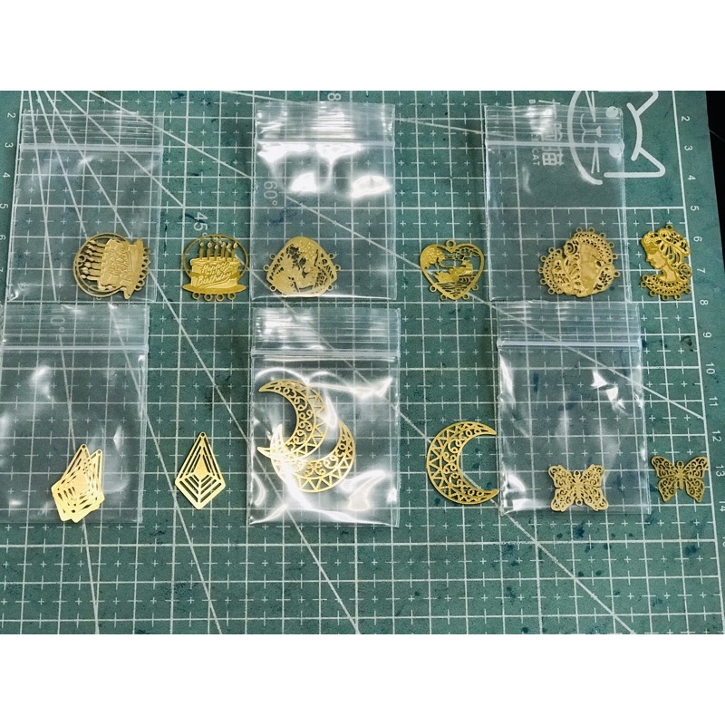 KHMรหัส558B แผ่นโลหะฉลุ(ชนิดบางมาก) ขนาดตามรูปภาพ 2ชิ้น ราคา 5 บาท