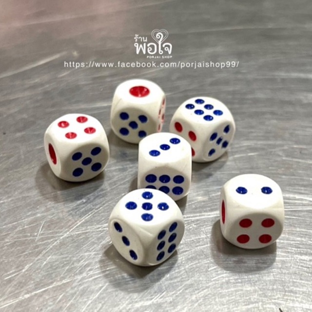 ลูกเต๋า สำหรับเล่นเกมส์ต่างๆ ขนาด 10.1 mm. ทำจากพลาสติก สีขาว 1 ห่อ 6 ชิ้น (ขอบมน/เหลี่ยม คละแบบ)