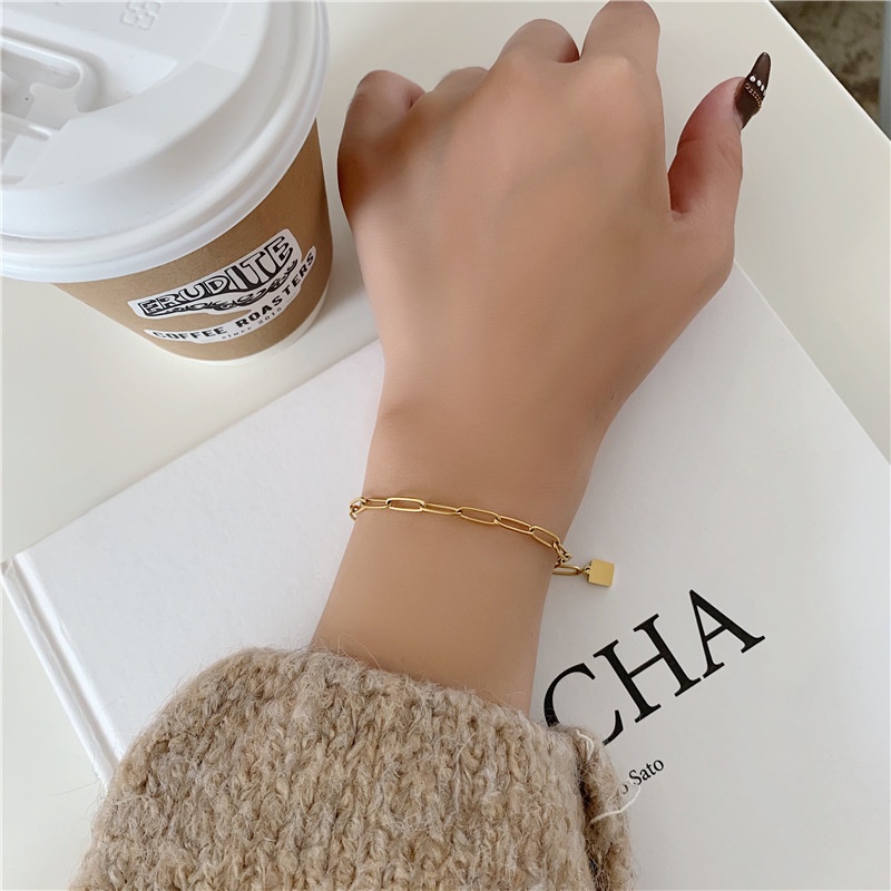 สร้อยข้อมือ เหล็กไทเทเนียม ทอง 18K ทรงสี่เหลี่ยม ขนาดเล็ก ไม่ซีดจาง เรียบง่าย เข้ากับทุกการแต่งกาย สําหรับแฟนสาว