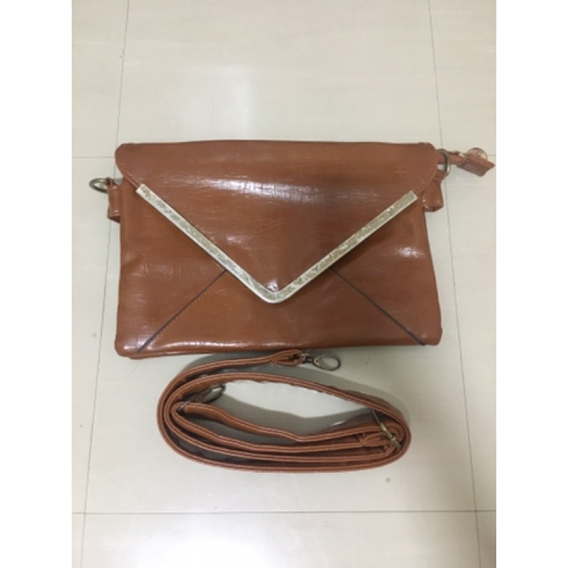กระเป๋า สะพายข้าง AIIZ หนังนุ่ม สีน้ำตาล อะไหล่สีทอง มือ 2