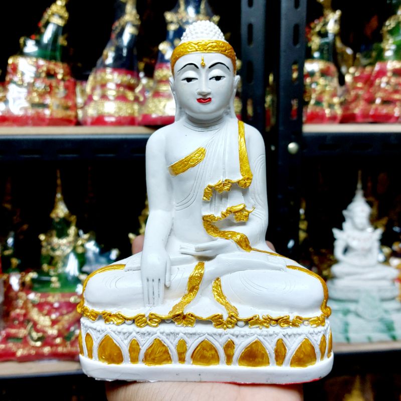 พระพุทธรูปจำลองหยกขาว วัดดอนแก้ว (จำลององค์จริงจากประเทศพม่า) นับเป็นพระพุทธรูปที่ศักดิ์สิทธิ์มากอีก1องค์ในประเทศพม่า