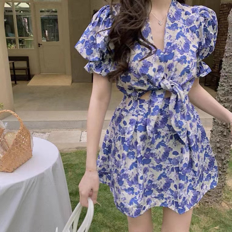 Swan shop  ชุดเดรสลายดอกไม้กระโปรงสั้น ผูกโบว์ที่หน้าอกได้ คอวี แขนพอง ทรงสวยเก็บเอวเข้า เนื้อผ้าดีใส่สบายค่ะ – โปรปัง