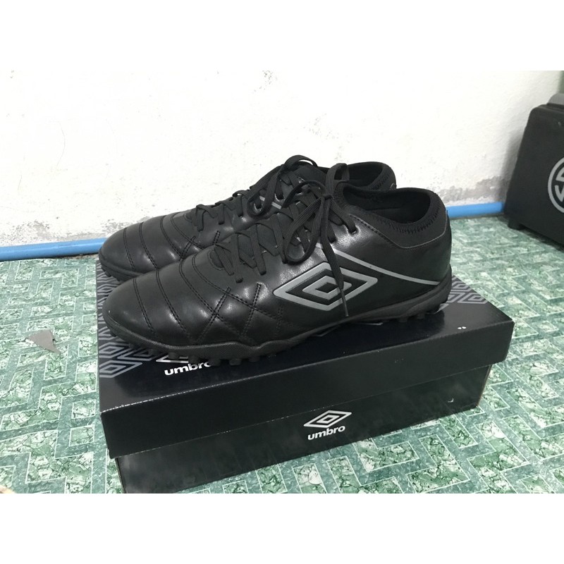 รองเท้าฟุตบอล 100 ปุ่ม umbro