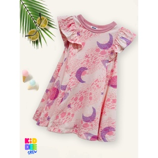 KiddeeCrew ชุดกระโปรงระบายแขน ลายปลากับพระจันทร์ สีชมพู Pink fish and moon print dressเหมาะสำหรับอายุ 2-10 ปี