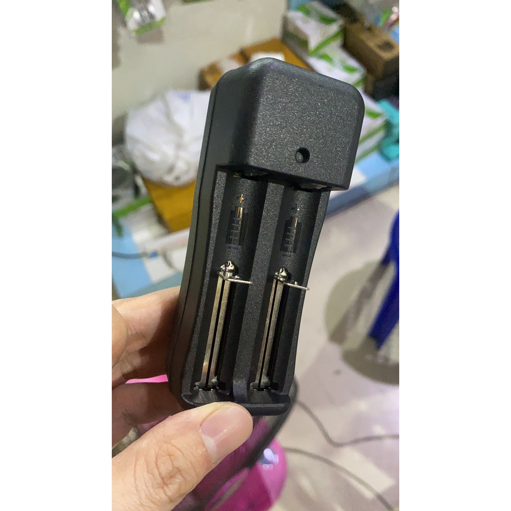 ที่ชาร์จแบต แท่นชาร์จถ่าน 18650 1ก้อน 2ก้อน และ 4ก้อนครอบจักรวาล 100-240V (ชาร์จถ่าน AA AAA ไม่ได้)