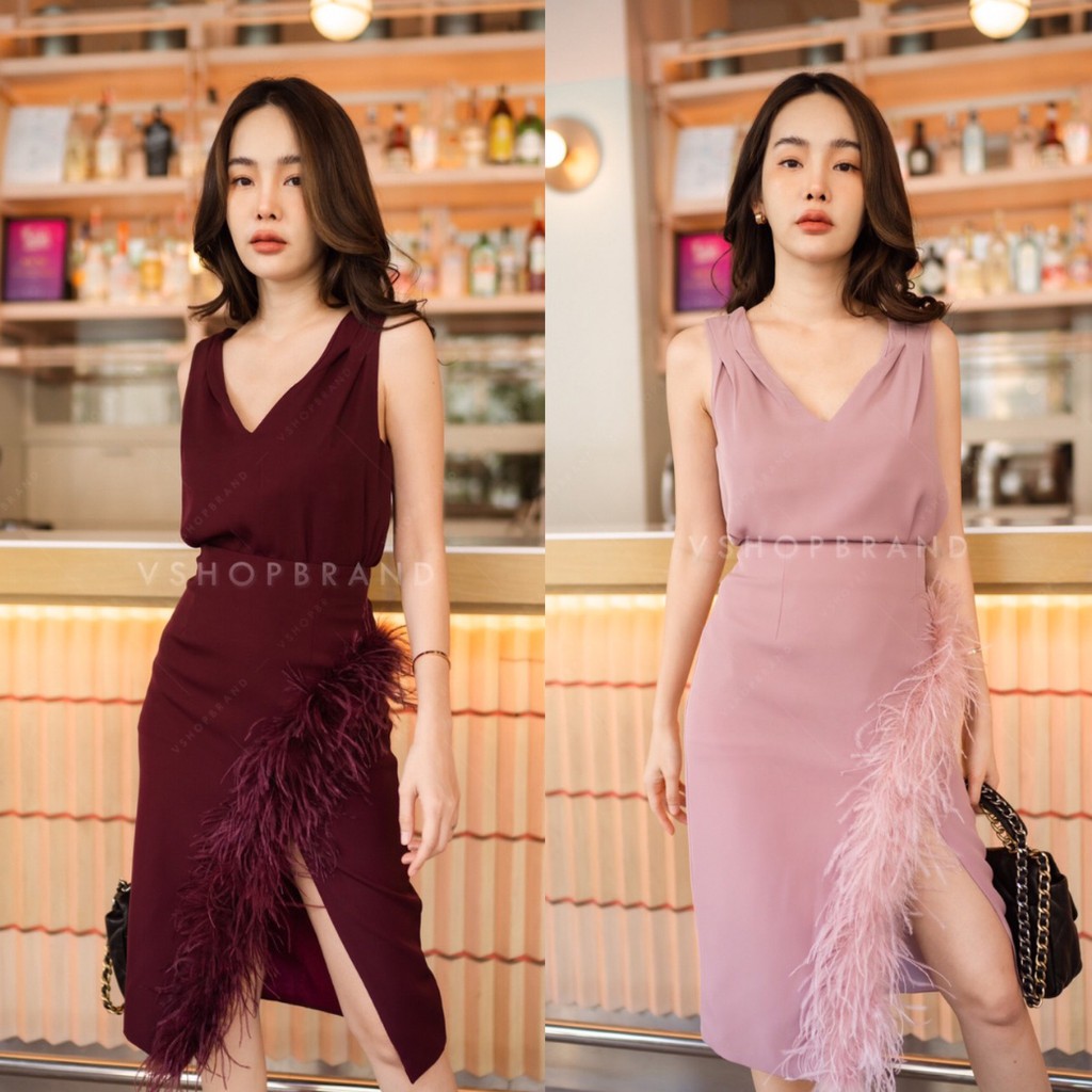 พร้อมส่ง ชุดเข้าเซท เสื้อแขนยาวคอปีน + กระโปรงทรงเข้ารูปผ่าหน้าแต่งขนนก ป้ายvshopbrand