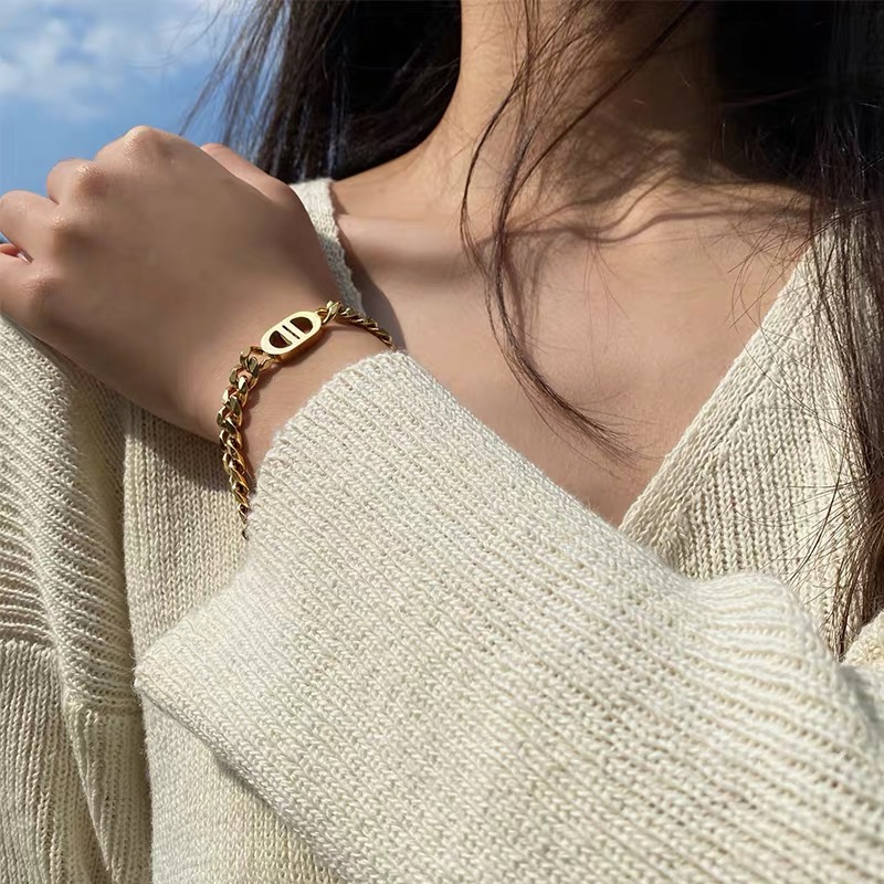 สร้อยข้อมือเหล็กไทเทเนียม 18k ระดับไฮเอนด์ สไตล์เกาหลี ยุโรป อเมริกัน เรียบง่าย ของขวัญวันเกิด วันวาเลนไทน์ สําหรับผู้หญิง