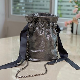 กระเป๋าถือรุ่น The Deep Metallic Beely Bag สีเงินประกายแสงแมทเทอลิค กว้าง21cm ยาว12cm สูง29cm