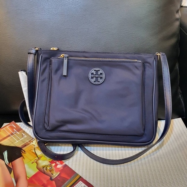 🎀 (สด-ผ่อน) กระเป๋าสะพายสีกรมไนลอน 10 นิ้ว Tory Burch 88365 Swingpack Nylon Cross Body Bag