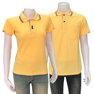 เสื้อโปโล สีเหลืองคอคลีปน้ำตาลเข้ม แบบผู้หญิง จะเป็นทรงเข้ารูป ไม่มีกระเป๋า แบบชายมีกระเป๋าที่หน้าอก เนื้อผ้านุ่ม