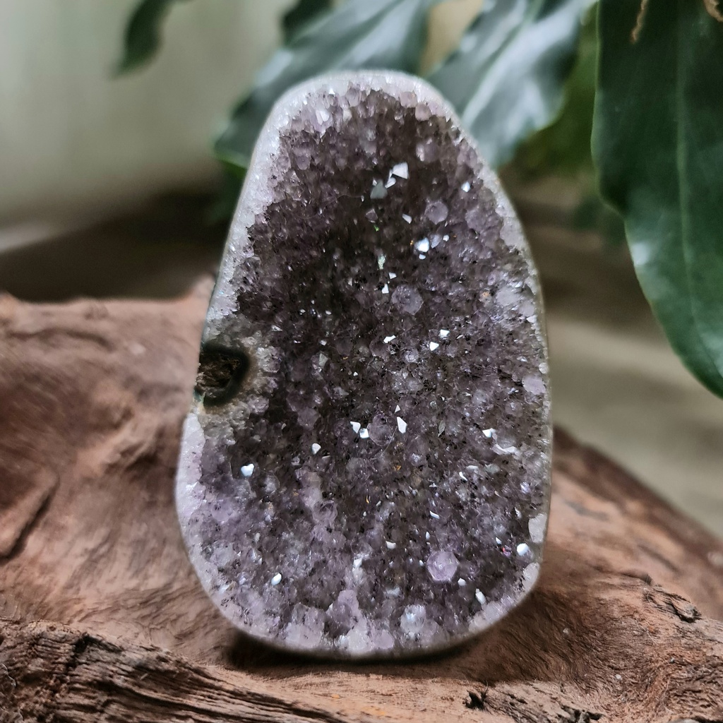 Amethyst Geode with Black Tourmaline/Amethyst Cluster/อเมทิสต์สีสันสดใส Geode