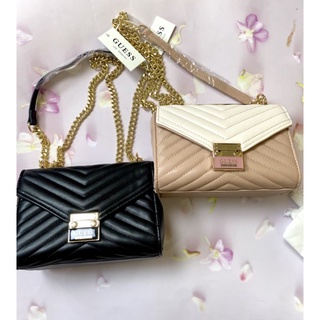 GUESS LYNDA MINI CHAIN CROSSBODY BAGG กระเป๋าสะพายทรงน่ารัก จาก GUESS วัสดุหนัง เย็บดีเทลเป็นลายเส้น