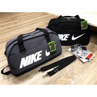 NIKE TRAVEL BAG กระเป๋าสะพายสไตล์ Sport ใบใหญ่วัสดุ NYLON + POLYESTER สกรีนโลโก้แบรนด์ด้านหน้า