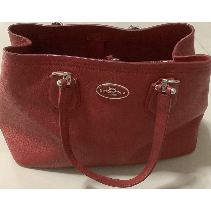 กระเป๋าถือ COACH 10” สีแดง (มือสอง) สนใจทักแชทสอบถามเพิ่มเติมได้เลยนะคะ