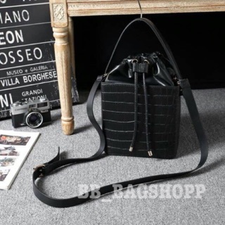 กระเป๋า ZARA MOCK CROC PRINTED BUCKET BAG (Outlet)