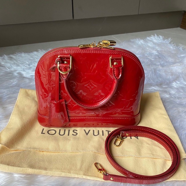 Like new Lv alma bb dc13 สีแดง หนังแก้ว❤️ สภาพสวยค่ะ สีสวยมาก อะไหล่ทองวิ้งอยู่ค่า  ขอบมุมงาม มีรอยใ